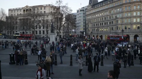 Trafalgar Square crowds in winter 動画素材 110970753