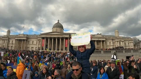 Trafalgare square, kid on dad shoulder, stop war sign, slow motion, huge crowd Stock Footage 171455285