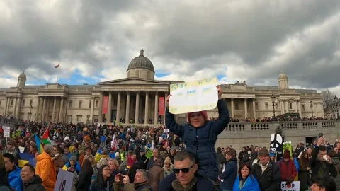 Trafalgare square, kid on dad shoulder, stop war sign, huge crowd Stock Footage 171455337