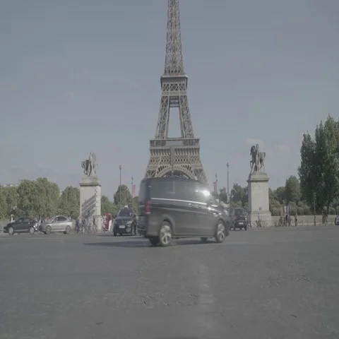 Traffi below The Eiffel Tower (Tour Eiffel) / Paris, France - 4K 動画素材 69727885