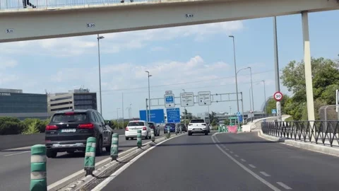 Traffic on A-1 service road toward Sanchinarro and Las Tablas in Madrid 库存影片 339026461