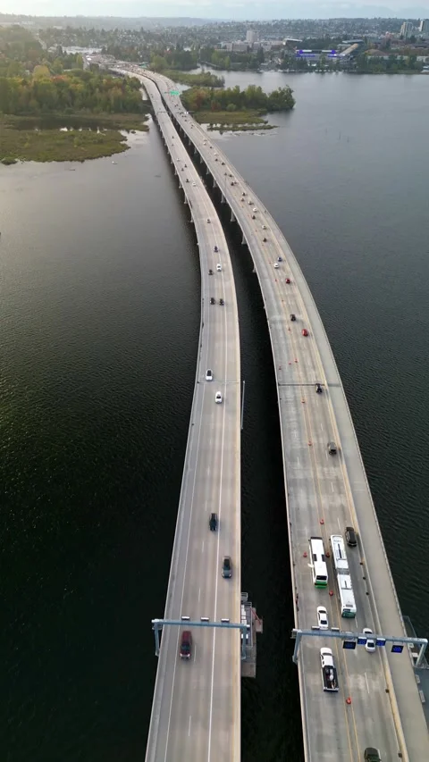 Traffic on the 520 Floating Bridge Over Lake Washington Vídeo Stock 348336913