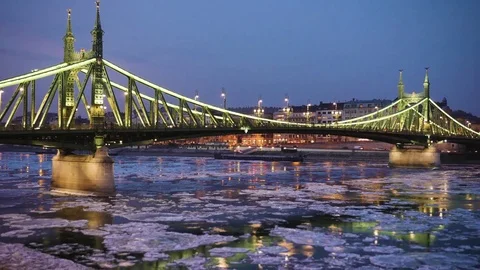 Traffic above the forzen river timelapse Video stock 71841491
