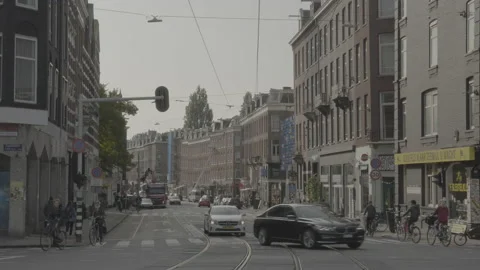 Traffic on Amsterdam's Westeinde intersection Vídeos de archivo 151340313