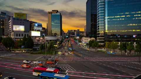 Traffic and cityscape view during dusk overlooking namdaemun gate Stock Footage 154808433