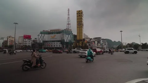 Traffic and Clock Tower Landmark in Ha Long City, Vietnam 库存影片 329598446