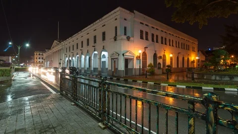 Traffic And Light Trails In Front of The Historic Postal Building 스톡 동영상 106356666