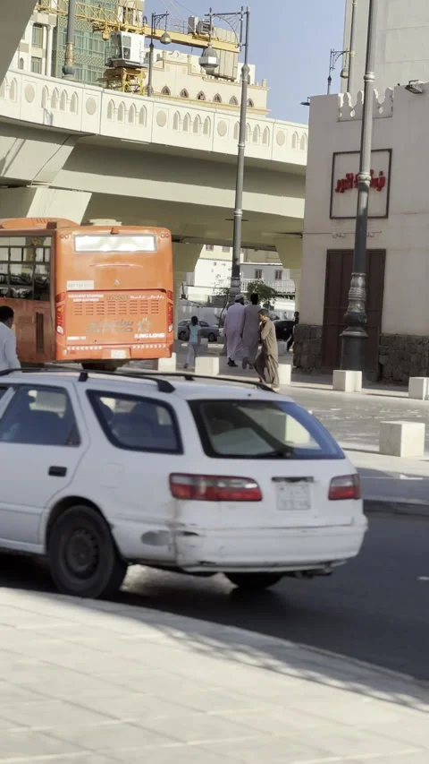 Traffic and Security in a Modern Saudi Arabian City Street Vídeo Stock 322074935