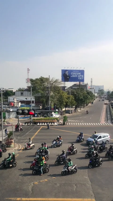 Traffic around traffic light Stock Footage 237216272
