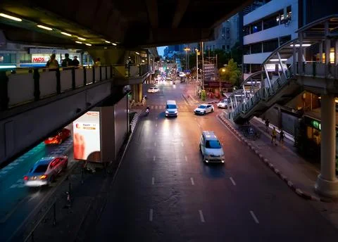 Traffic on Asok montri intersection in central business district Ilustração Stock
