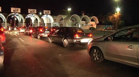 Traffic backed up and passing through multi-lane Catania Turnpike toll booth Video stock 30463947