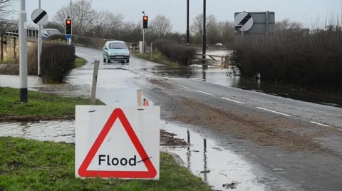 Traffic battling through flooding at bubwith yorkshire united kingdom Stock Footage 58809776