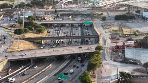 Traffic below the Interstate 30 and Interstate 35E interchange in Dallas aerial Vidéo 342505647