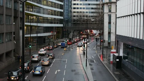 Traffic between skyscraper in London  스톡 동영상 99406919