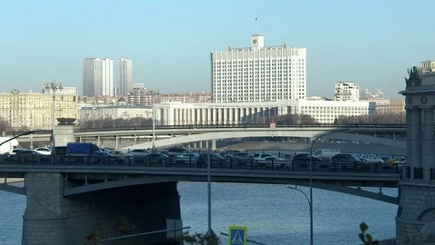 Traffic on the bridge in the city centre view Video stock 109641350
