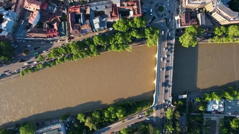 Traffic on the bridge in the city Vídeos de archivo 246910684