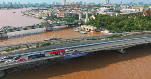 Traffic on the Bridge over the Chao Phraya River, Bangkok, Thailand Vidéo 336295663