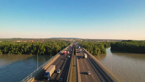 Traffic on the bridge over the Danube 動画素材 249546806