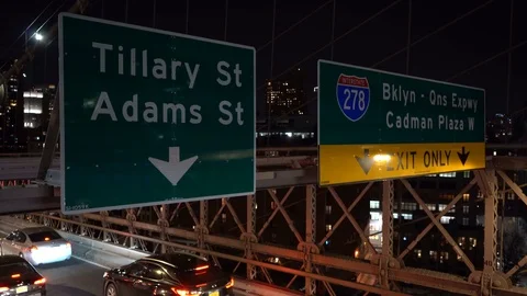 Traffic on Brooklyn Bridge 库存影片 118015765