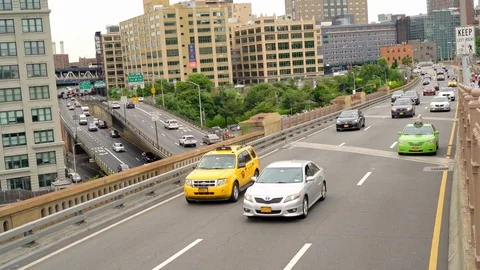Traffic on the Brooklyn Queens Express way Vídeo Stock 91663517