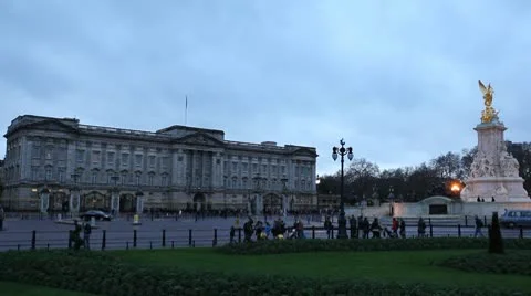Traffic in Buckingham Palace, Victoria Memorial, Queen's Gardens in London, UK Stock Footage