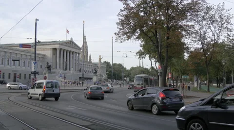 Traffic on Burgring, near the Austrian Parliament Building, Vienna Vídeos de archivo 59571449