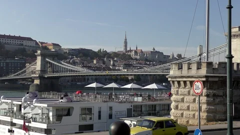 Traffic on the Chain bridge in Budapest Vídeo Stock 119210235