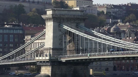 Traffic on the Chain bridge in Budapest Vidéo 119210262