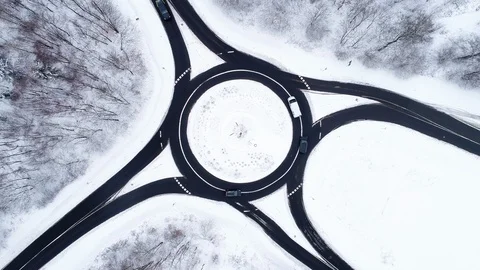 Traffic circle, road and snow-covered forest - aerial view Vidéo 102433863