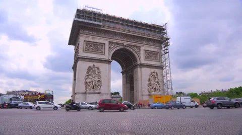 Traffic circles around the Arc De Triomphe in paris, France. Stock Footage 41581866