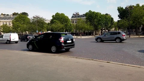 Traffic circling the Arc de Triomphe Stock Footage 112677825