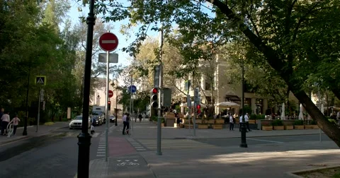 Traffic in the city, crossroads, the transition, street cafe, Moscow, сenter Vidéo 67285953