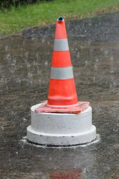 Traffic cone in the rain. Stockfoto's