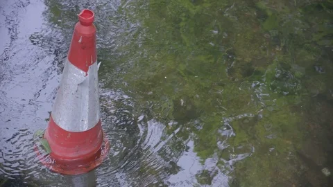Traffic Cone in water Vidéo 75497334