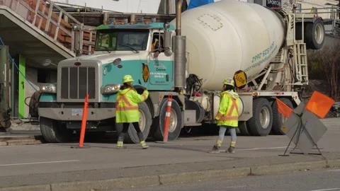 Traffic control people flagging traffic in constriction zone. Stockbeeldmateriaal 147994945