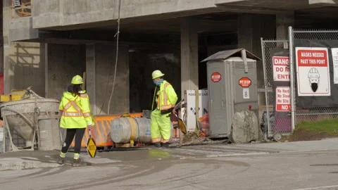 Traffic control persons waiting by the gates. 库存影片 147964557