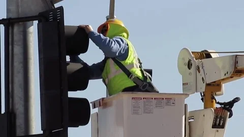 Traffic control repair man working on a street signal light Video stock 80407188