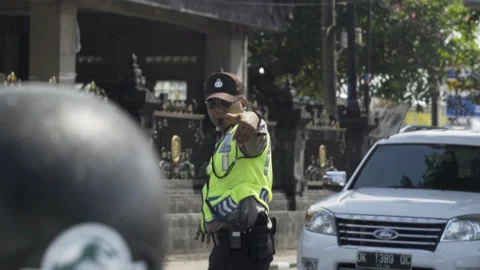 Traffic cop in Indonesia 库存影片 149518891