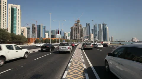 Traffic at the corniche road in Doha, Qatar Видео 33853897