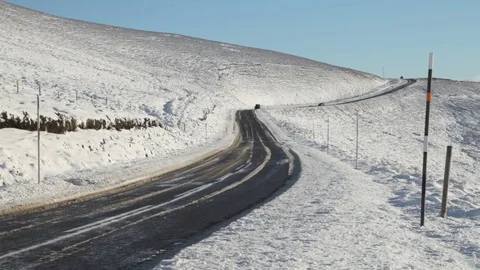 Traffic crossing the pass over the Lecht in Scotland during winter. Video stock 71992368