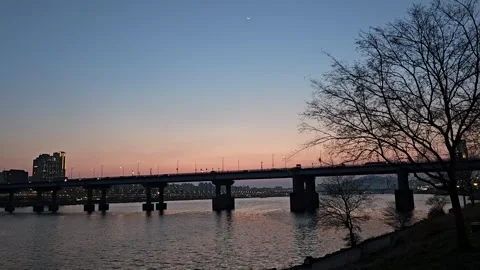 Traffic Crossing Yeongdong Bridge at Sunset Over Han River Vídeos de archivo 331297341