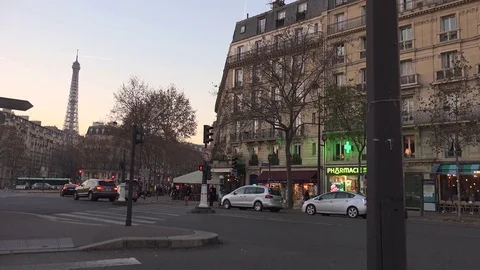 Traffic at the crossroad with the Eiffel tower in the evening. 스톡 동영상 83465610