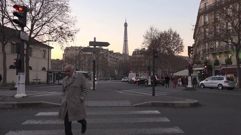 Traffic at the crossroad with the Eiffel tower in the evening. 스톡 동영상 83465612