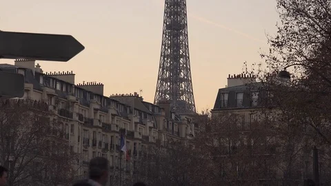 Traffic at the crossroad with the Eiffel tower in the evening. 스톡 동영상 83465631