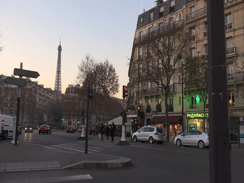 Traffic at the crossroad with the Eiffel tower in the evening. 스톡 동영상 83465671