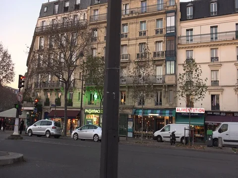 Traffic at the crossroad with the Eiffel tower in the evening. 스톡 동영상 83465684