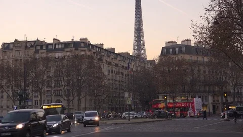 Traffic at the crossroad with the Eiffel tower in the evening. 스톡 동영상 83465832