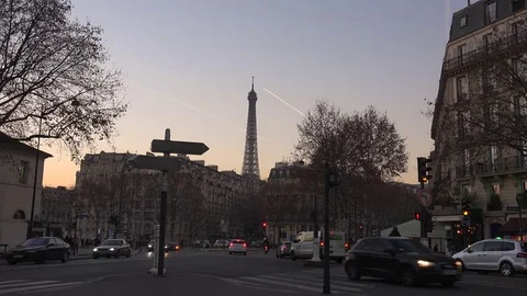 Traffic at the crossroad with the Eiffel tower in the evening. 스톡 동영상 83465853
