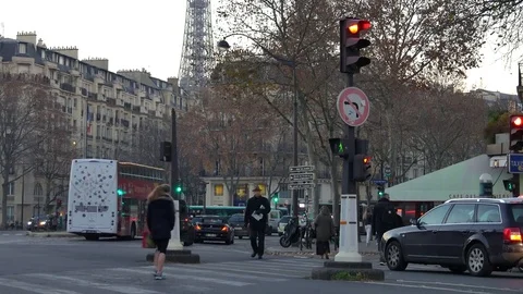 Traffic at the crossroad with the Eiffel tower in the evening,ultra hd 4k 스톡 동영상 74853937