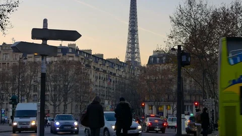 Traffic at the crossroad with the Eiffel tower in the evening,ultra hd 4k 스톡 동영상 74853962